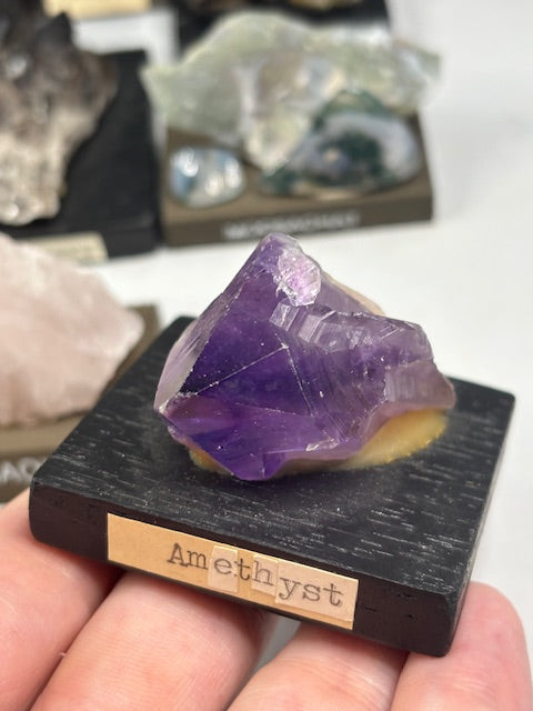 Mineraliensammlung auf Sockel beschriftet, sehr gute Qualität, Turmalin, Bernstein, Lapis Lazuli, Amethyst, Jaspis, Rauchquarz, Achat, Obsidian, Rhodonit, Malachit & viele mehr