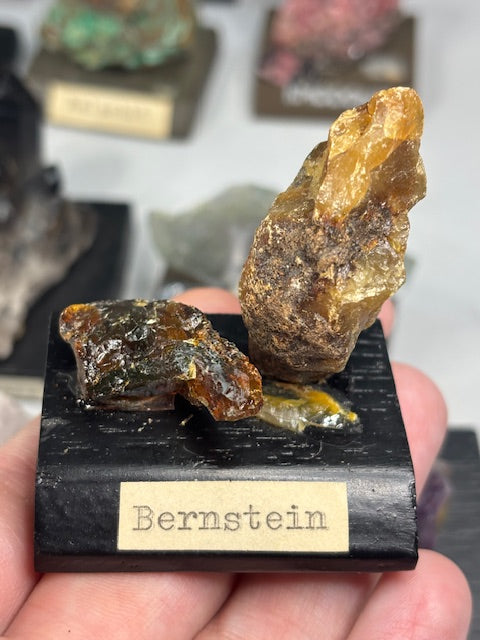 Mineraliensammlung auf Sockel beschriftet, sehr gute Qualität, Turmalin, Bernstein, Lapis Lazuli, Amethyst, Jaspis, Rauchquarz, Achat, Obsidian, Rhodonit, Malachit & viele mehr