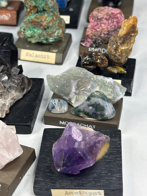 Mineraliensammlung auf Sockel beschriftet, sehr gute Qualität, Turmalin, Bernstein, Lapis Lazuli, Amethyst, Jaspis, Rauchquarz, Achat, Obsidian, Rhodonit, Malachit & viele mehr