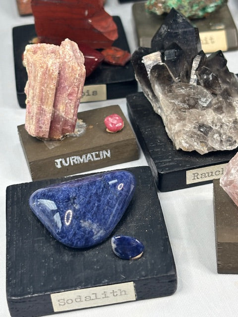 Mineraliensammlung auf Sockel beschriftet, sehr gute Qualität, Turmalin, Bernstein, Lapis Lazuli, Amethyst, Jaspis, Rauchquarz, Achat, Obsidian, Rhodonit, Malachit & viele mehr