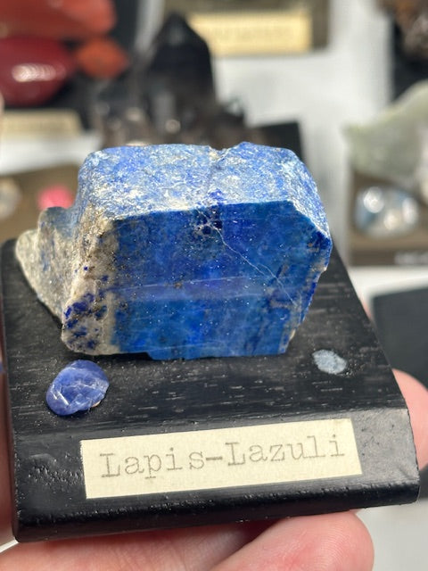 Mineraliensammlung auf Sockel beschriftet, sehr gute Qualität, Turmalin, Bernstein, Lapis Lazuli, Amethyst, Jaspis, Rauchquarz, Achat, Obsidian, Rhodonit, Malachit & viele mehr