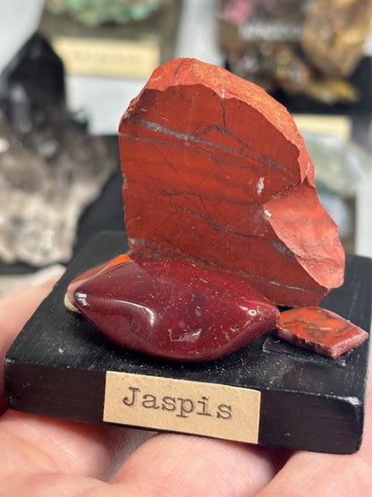 Mineraliensammlung auf Sockel beschriftet, sehr gute Qualität, Turmalin, Bernstein, Lapis Lazuli, Amethyst, Jaspis, Rauchquarz, Achat, Obsidian, Rhodonit, Malachit & viele mehr