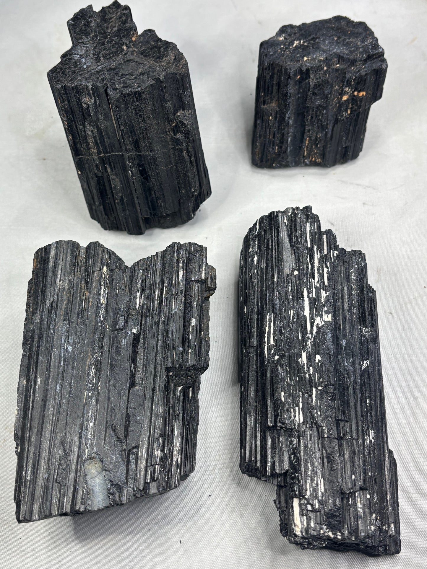 Schwarze Turmalin Kristalle teilweise freistehend, sehr gute Qualität, Schörl Schorl Rohsteine