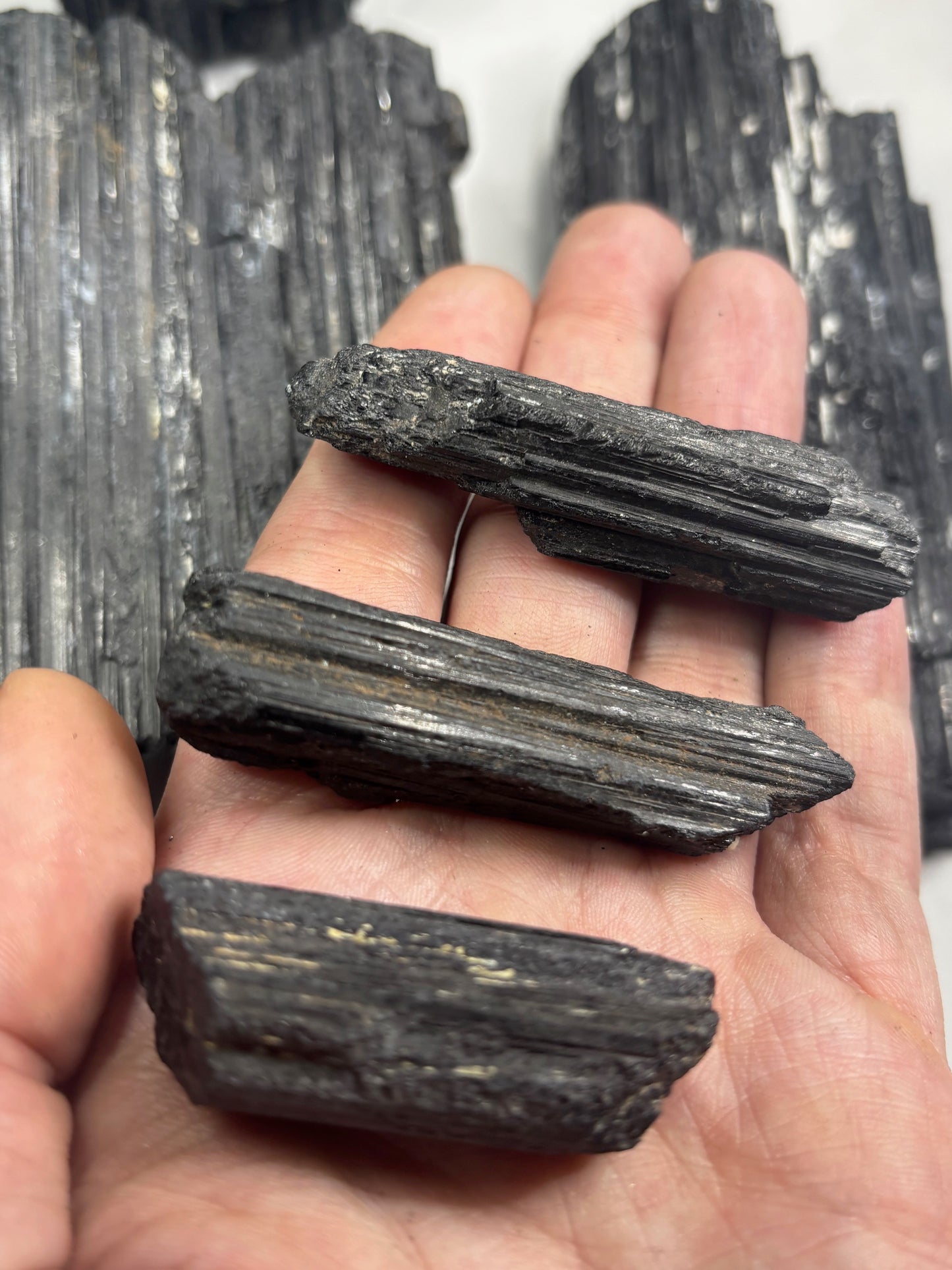 Schwarze Turmalin Kristalle teilweise freistehend, sehr gute Qualität, Schörl Schorl Rohsteine
