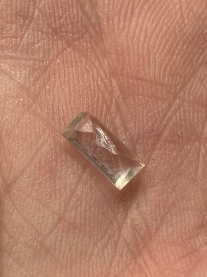 Forsterit facettiert, Kissenschliff oder Rundschliff, Rarität aus Burma (Myanmar) in Edelsteinqualität