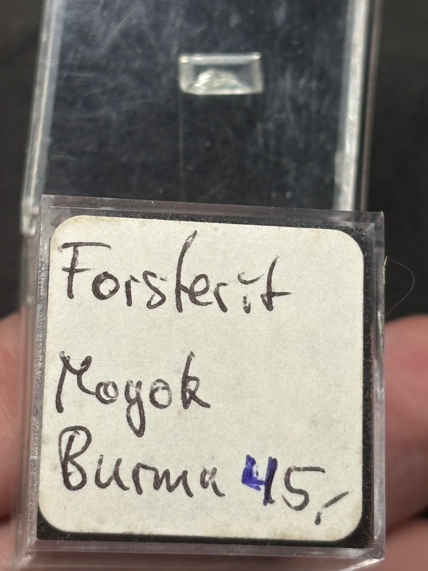 Forsterit facettiert, Kissenschliff oder Rundschliff, Rarität aus Burma (Myanmar) in Edelsteinqualität
