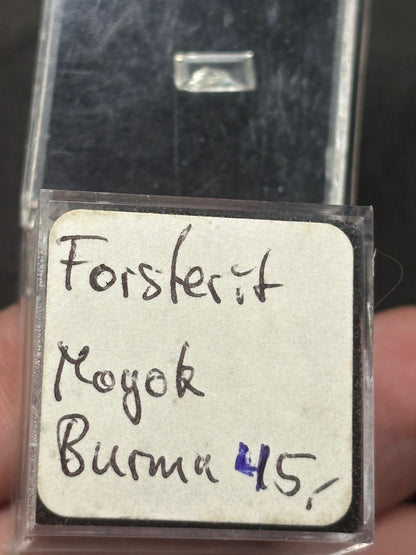 Forsterit facettiert, Kissenschliff oder Rundschliff, Rarität aus Burma (Myanmar) in Edelsteinqualität