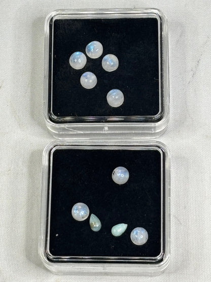 Mondstein oder Larimar Cabochon, ca. 5mm in bester Qualität