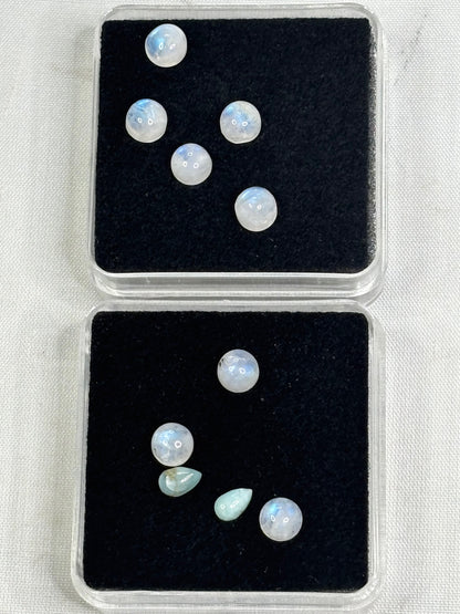 Mondstein oder Larimar Cabochon, ca. 5mm in bester Qualität
