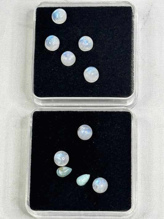 Mondstein oder Larimar Cabochon, ca. 5mm in bester Qualität