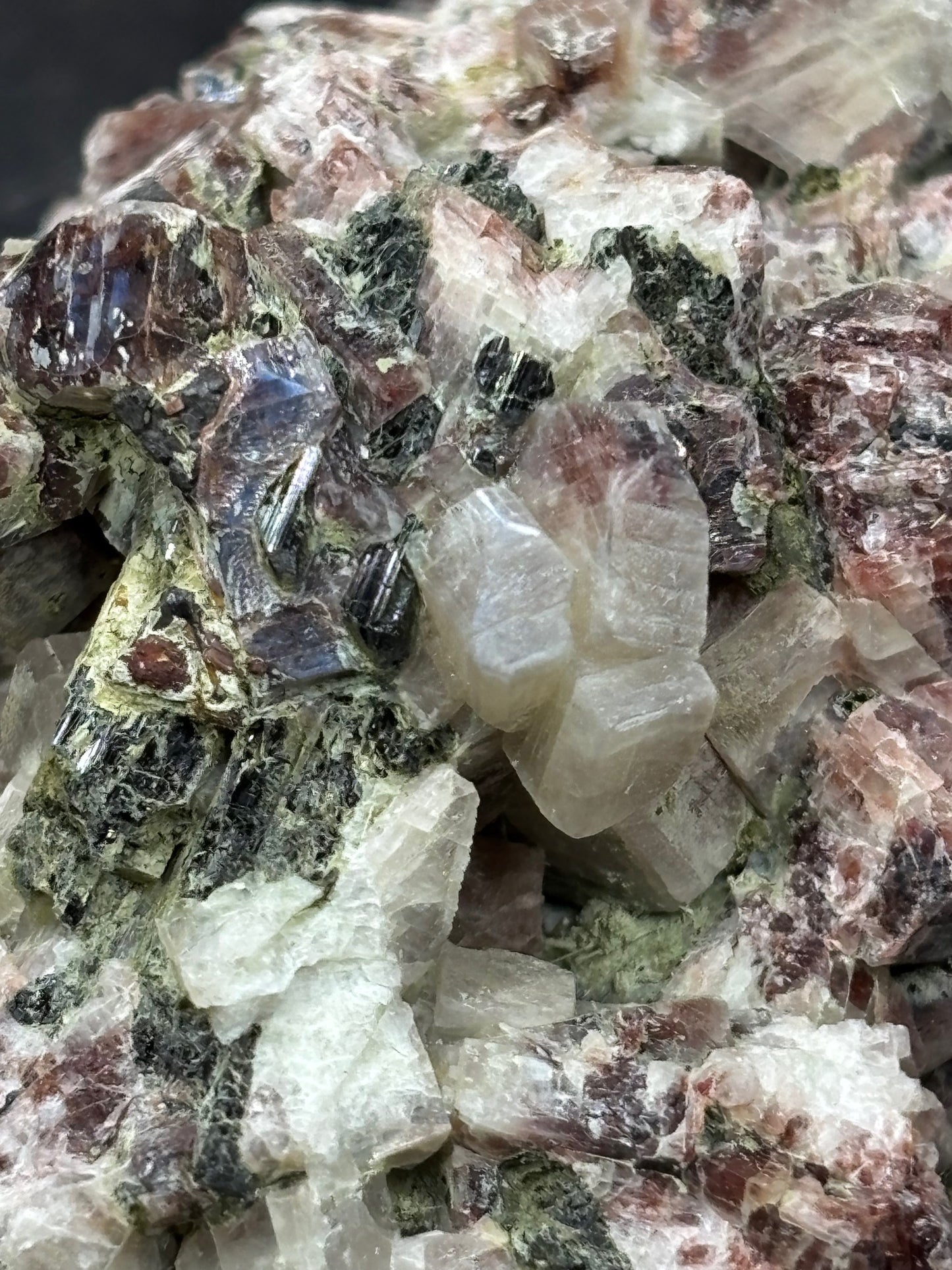 Mondstein Kristalle auf Matrix mit grünem Turmalin, Oligoklas Edelsteinqualität, Museum