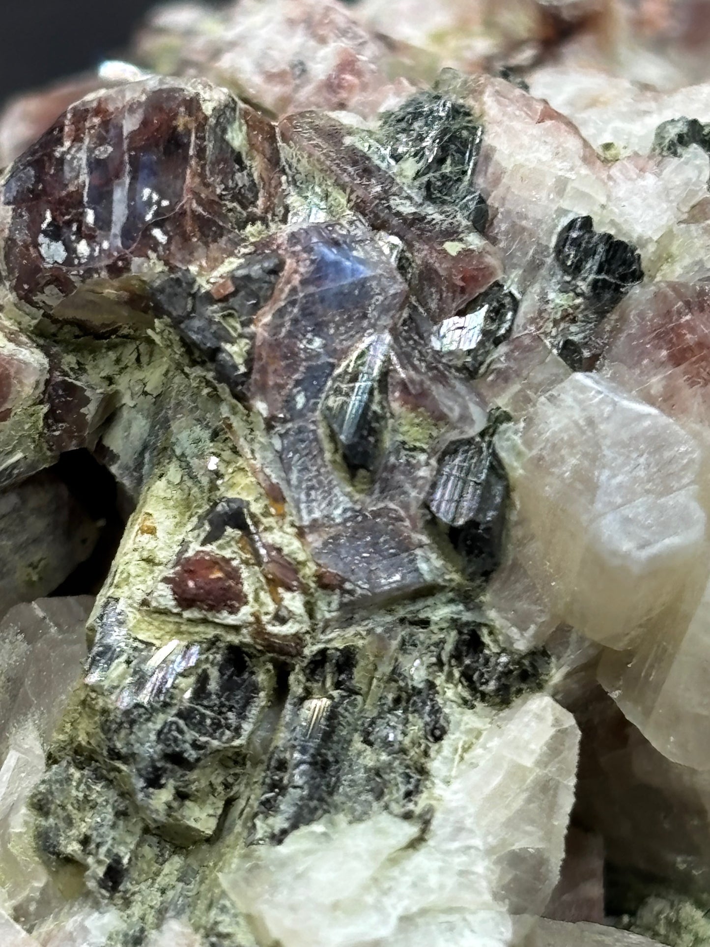 Mondstein Kristalle auf Matrix mit grünem Turmalin, Oligoklas Edelsteinqualität, Museum