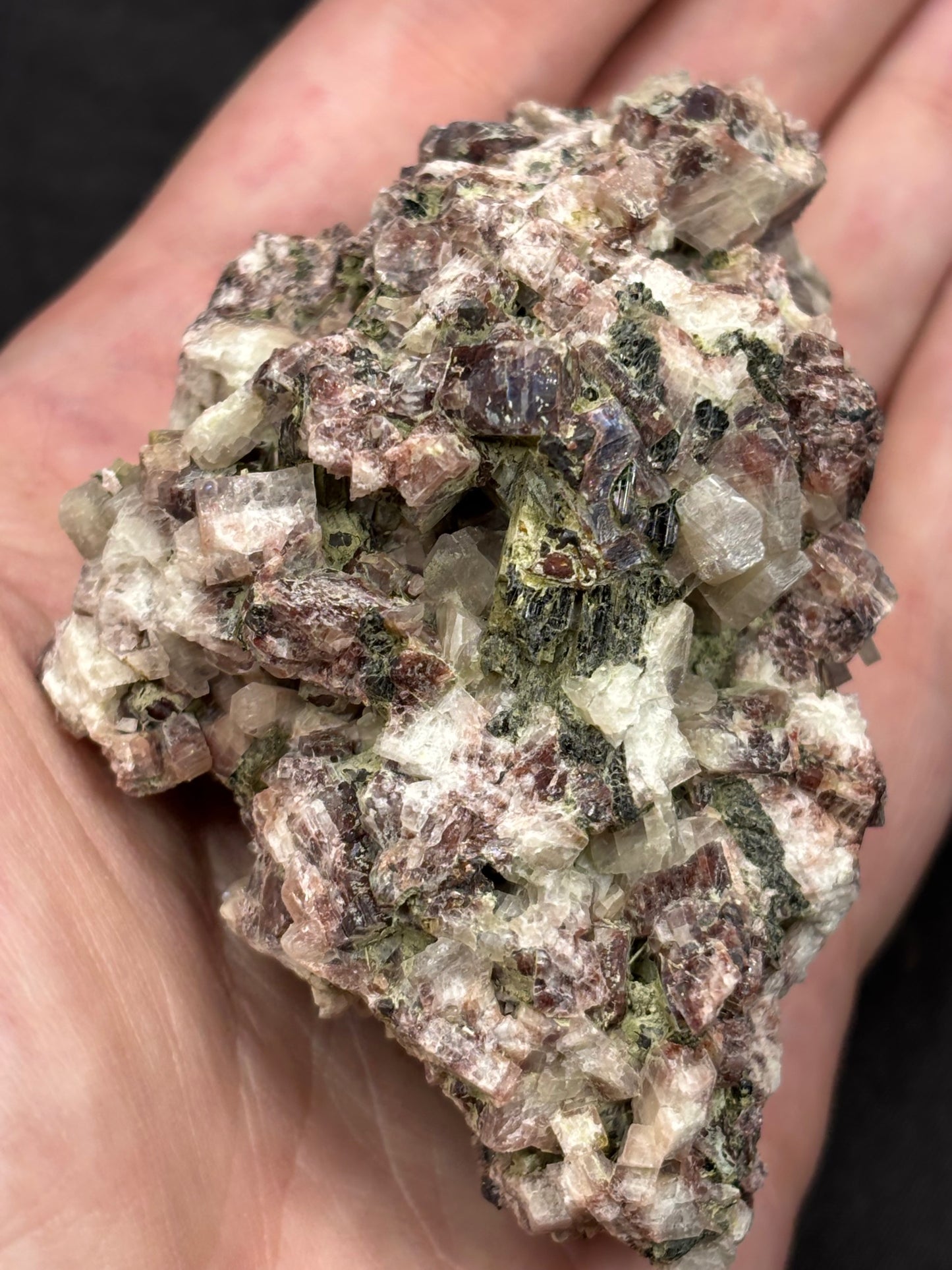 Mondstein Kristalle auf Matrix mit grünem Turmalin, Oligoklas Edelsteinqualität, Museum
