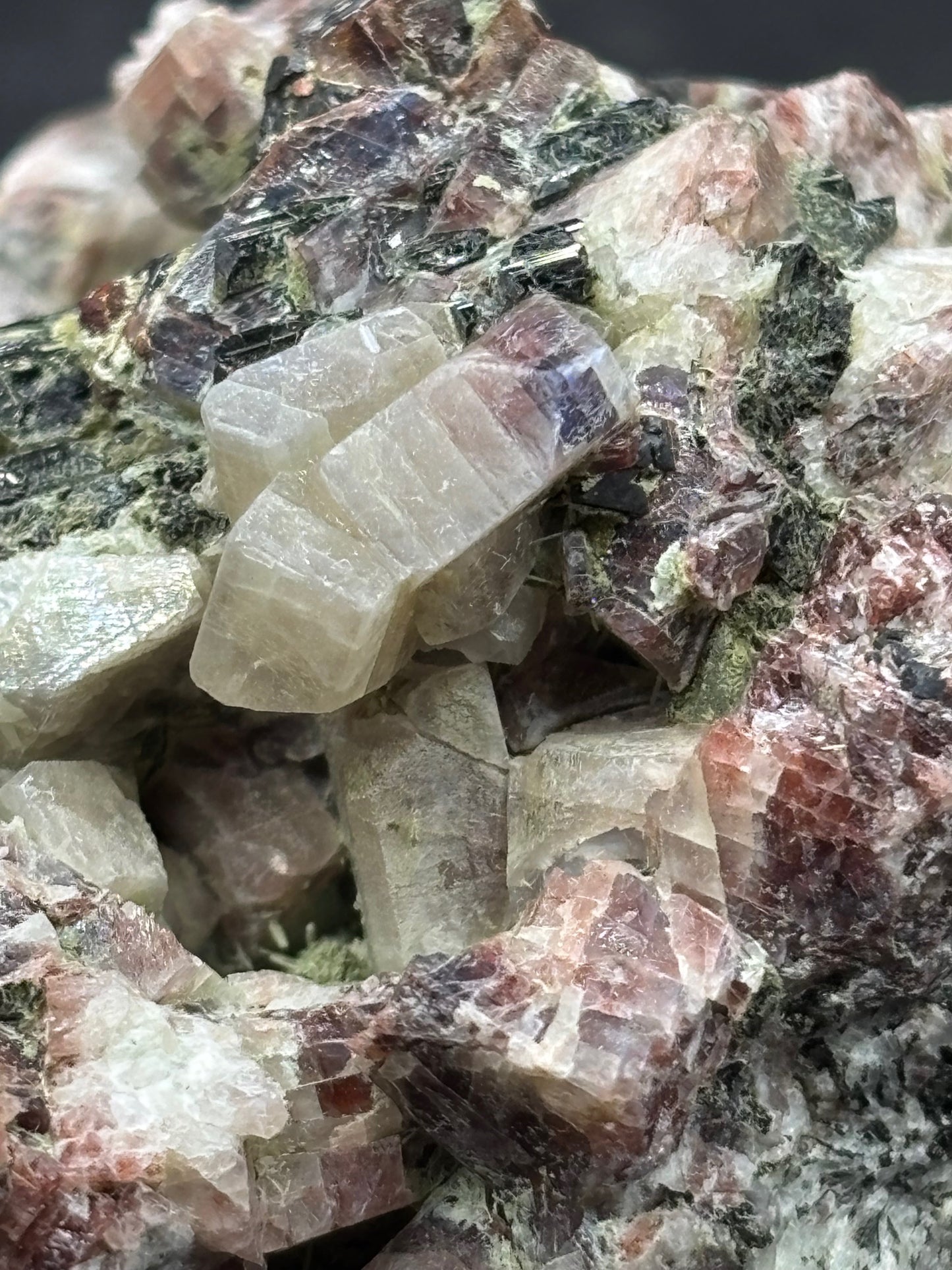 Mondstein Kristalle auf Matrix mit grünem Turmalin, Oligoklas Edelsteinqualität, Museum