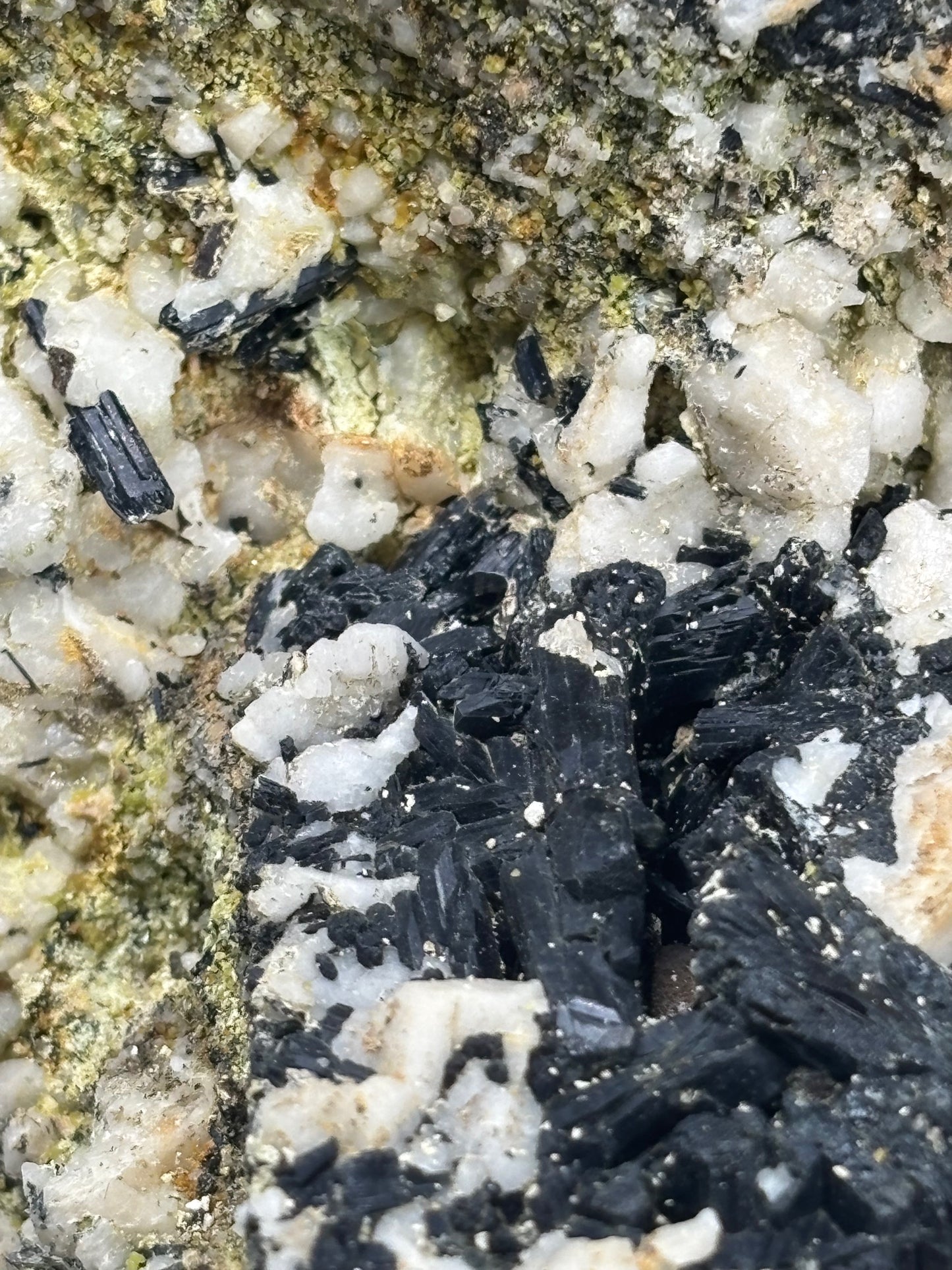 Aegirin Akmit auf Feldspat Kristallen, über 3000 Gramm XXL Museumsstück, Gartendeko