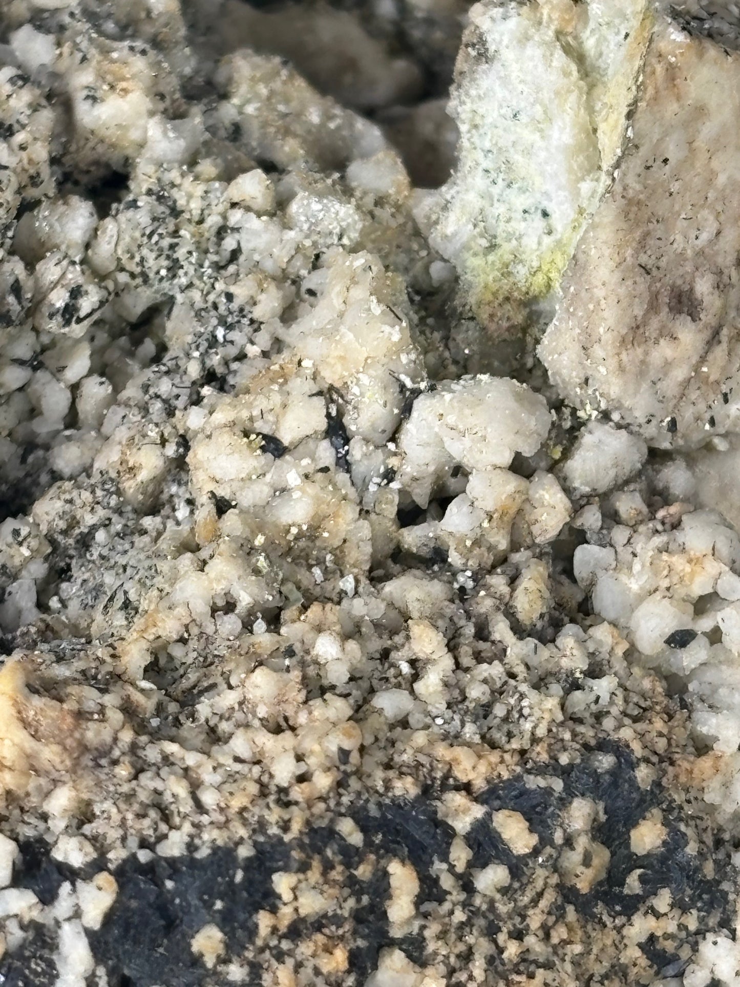 Aegirin Akmit auf Feldspat Kristallen, über 3000 Gramm XXL Museumsstück, Gartendeko