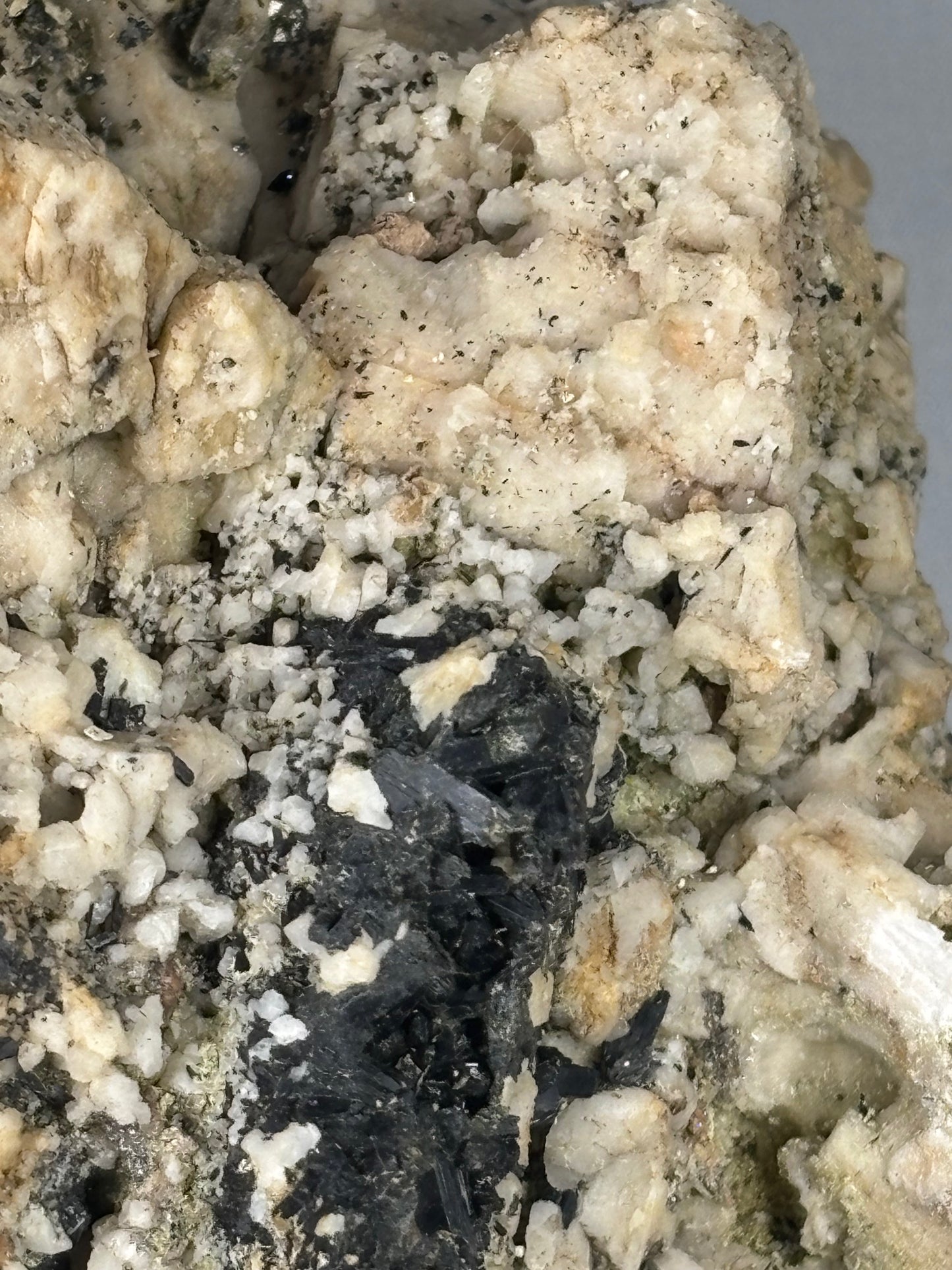 Aegirin Akmit auf Feldspat Kristallen, über 3000 Gramm XXL Museumsstück, Gartendeko