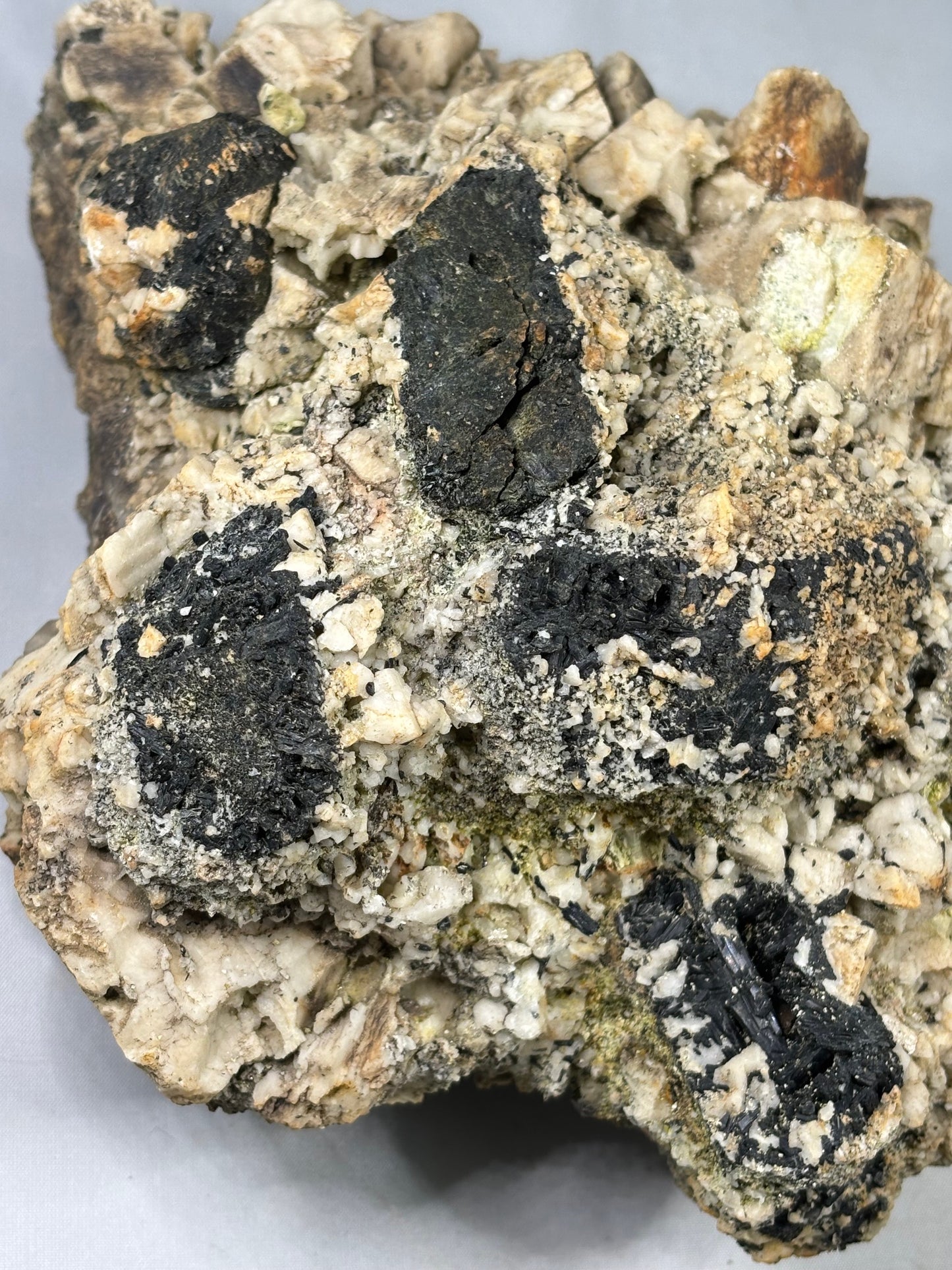 Aegirin Akmit auf Feldspat Kristallen, über 3000 Gramm XXL Museumsstück, Gartendeko
