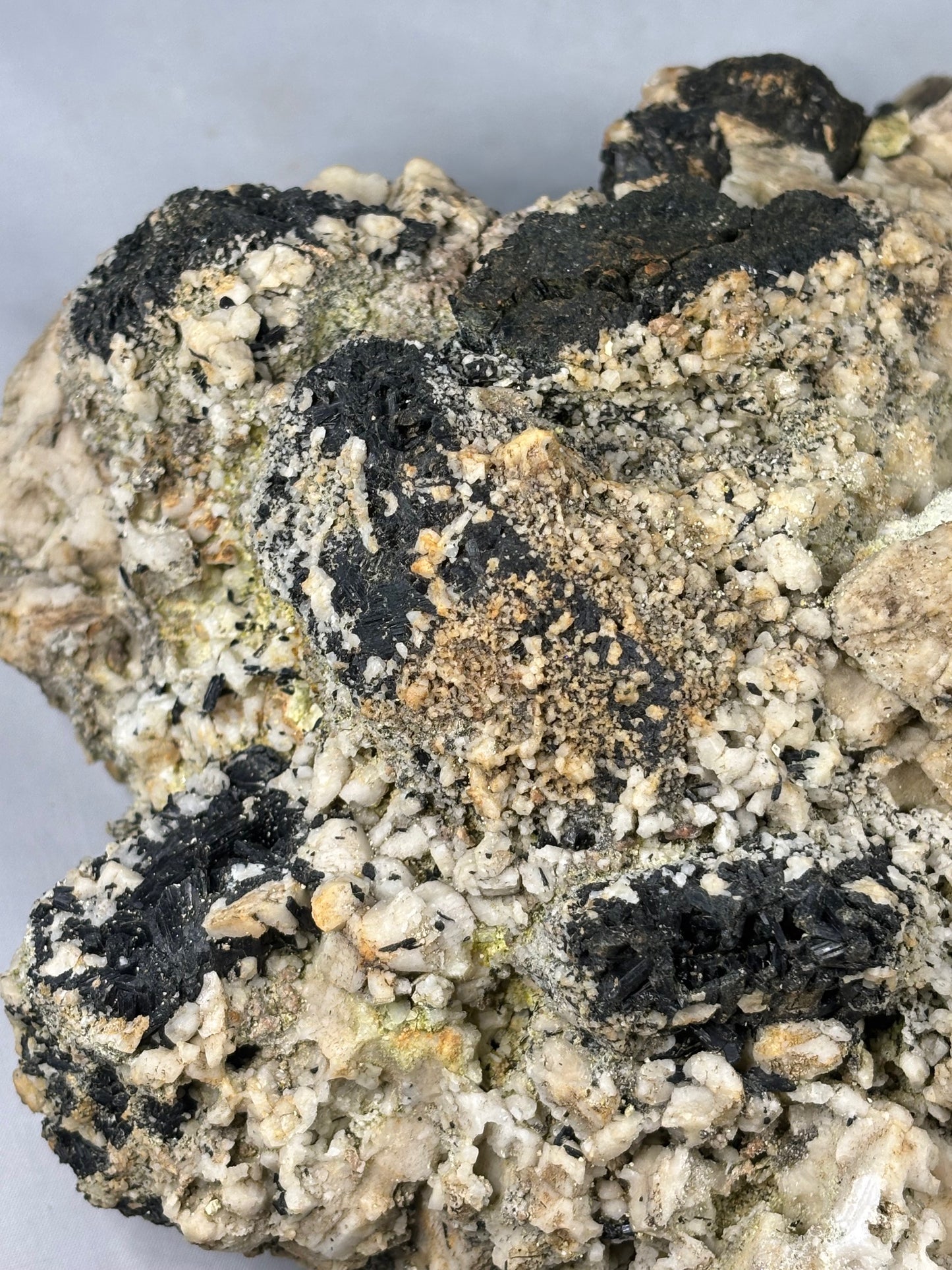 Aegirin Akmit auf Feldspat Kristallen, über 3000 Gramm XXL Museumsstück, Gartendeko