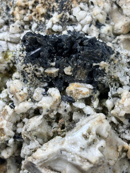 Aegirin Akmit auf Feldspat Kristallen, über 3000 Gramm XXL Museumsstück, Gartendeko