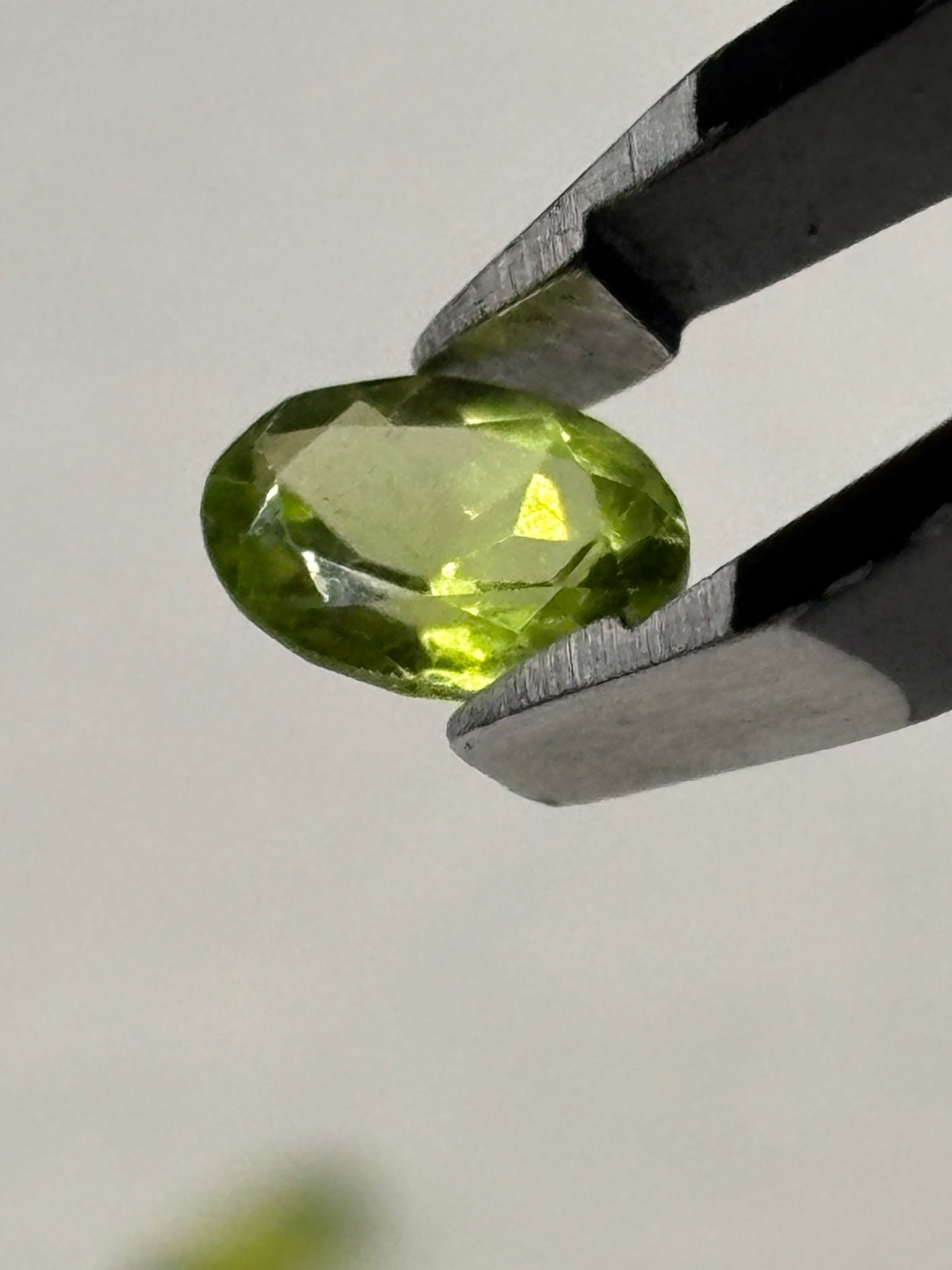 Olivin facettiert, sehr gute Qualität