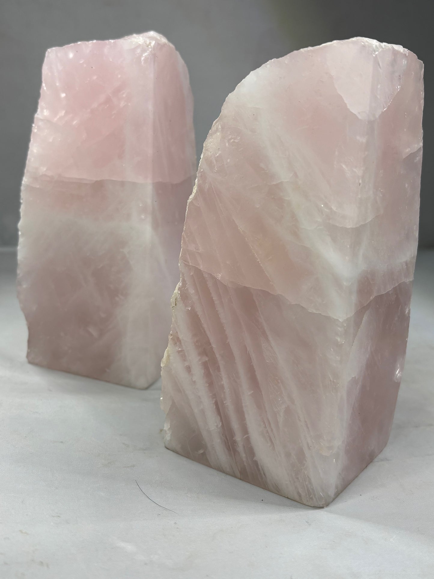 Rosenquarz XXL freistehend – halbe hochglanzpoliert, halbe naturbelassen, top Qualität