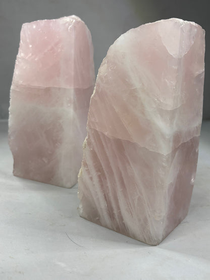 Rosenquarz XXL freistehend – halbe hochglanzpoliert, halbe naturbelassen, top Qualität