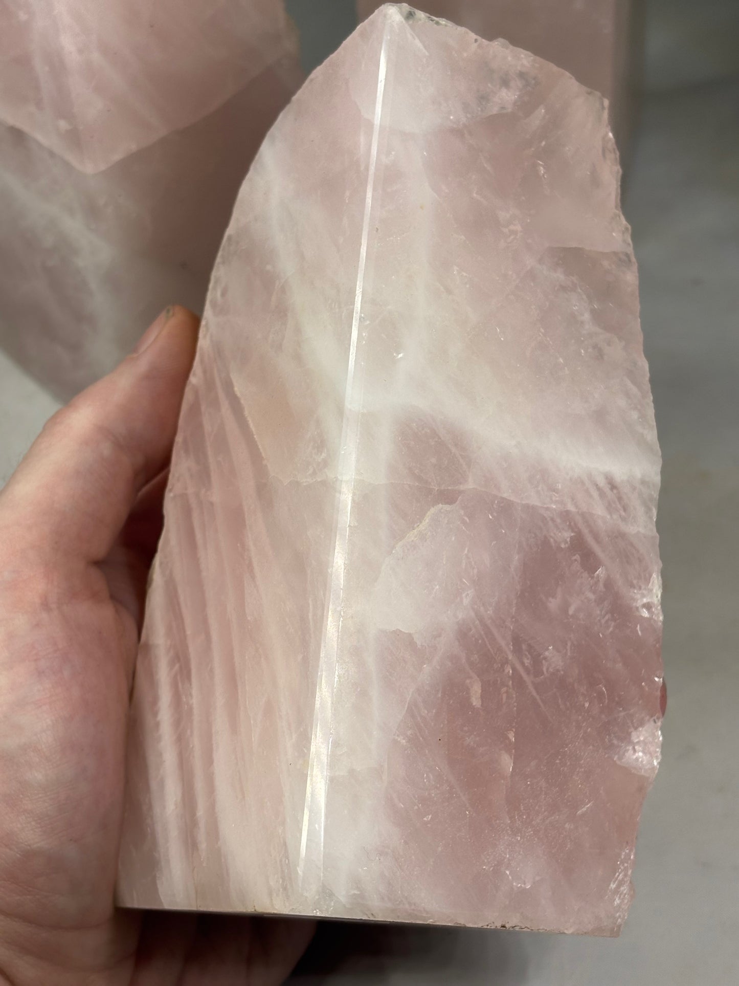 Rosenquarz XXL freistehend – halbe hochglanzpoliert, halbe naturbelassen, top Qualität