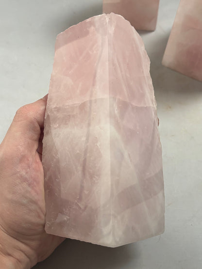 Rosenquarz XXL freistehend – halbe hochglanzpoliert, halbe naturbelassen, top Qualität