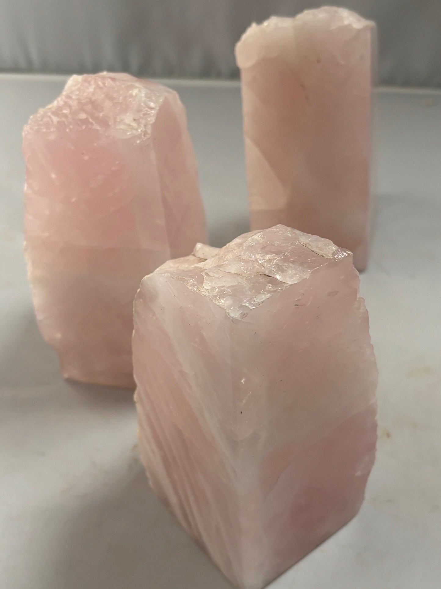 Rosenquarz XXL freistehend – halbe hochglanzpoliert, halbe naturbelassen, top Qualität