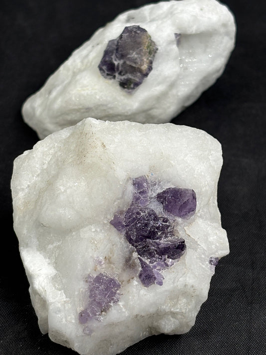 Scapolith auf Calcit/ Marmor Matrix, mit grünem Chromdiopsid