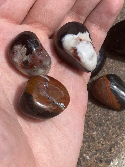 Onyx schwarz oder Sardonyx Trommelsteine in bester Qualität