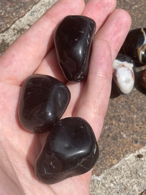 Onyx schwarz oder Sardonyx Trommelsteine in bester Qualität