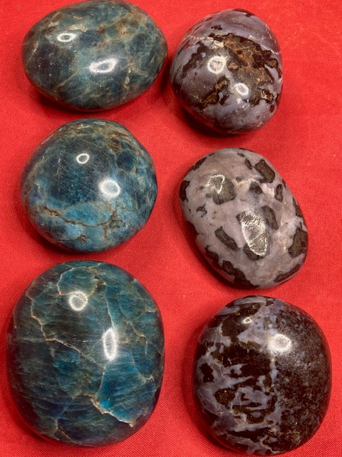 Apatit oder Indigo Gabbro XL Handschmeichler, in bester Qualität, Pebble Taschenstein, Mystic Merlinit