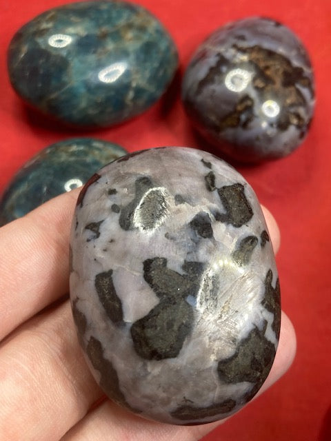 Apatit oder Indigo Gabbro XL Handschmeichler, in bester Qualität, Pebble Taschenstein, Mystic Merlinit
