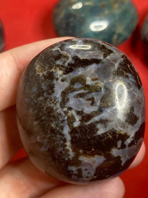 Apatit oder Indigo Gabbro XL Handschmeichler, in bester Qualität, Pebble Taschenstein, Mystic Merlinit