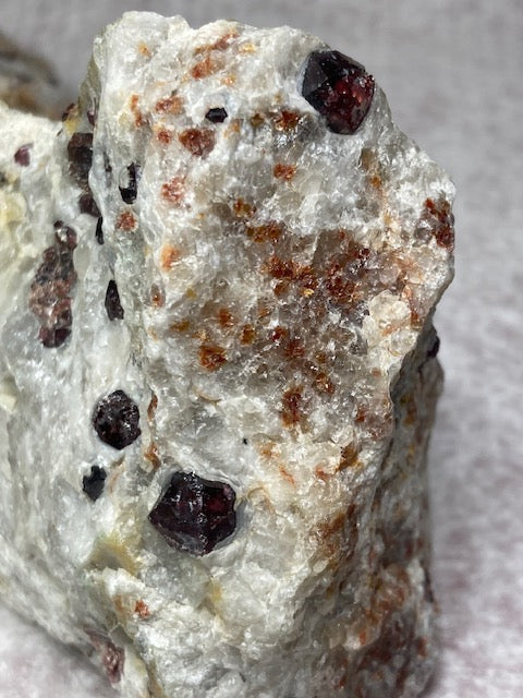 Granat Kristalle in weißer Feldspat Matrix, beste Qualität Rhodolit Almandin Pyrop