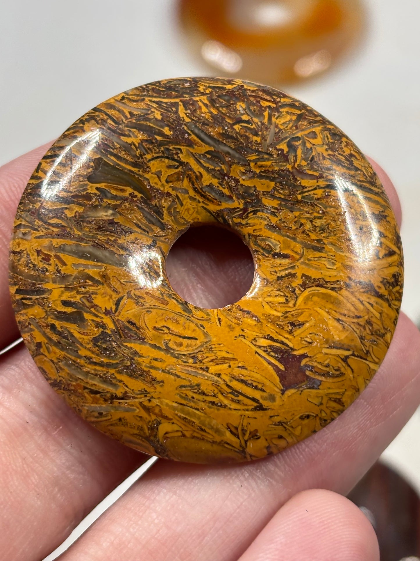 Edelstein Donut bunt gemischt – Kugelhalter & polierte Pi-Scheiben (30mm / 40mm)