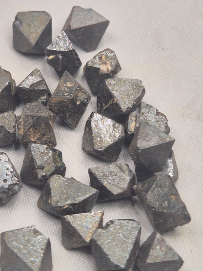 Magnetit Kristalle oktaederförmig sehr gute Qualität, Brasilien (10 Gramm) Magnetstein