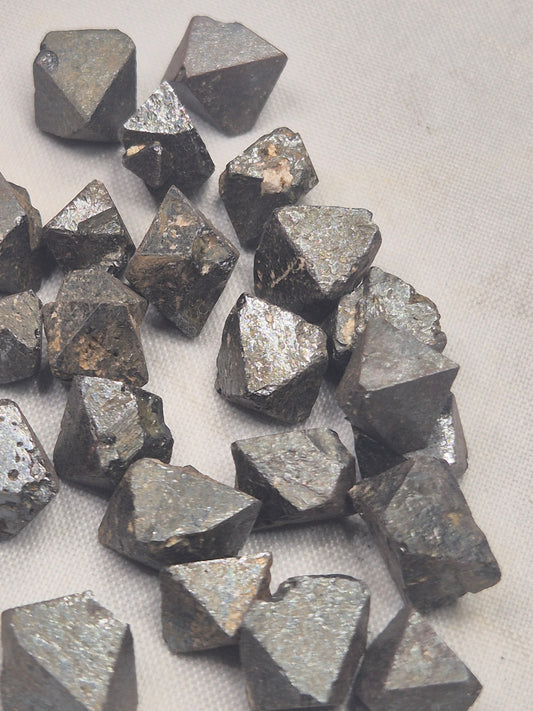 Magnetit Kristalle oktaederförmig sehr gute Qualität, Brasilien (10 Gramm) Magnetstein
