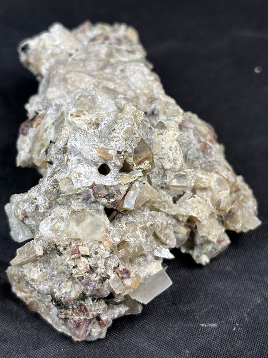Mondstein Kristalle auf Matrix mit grünem Turmalin, Oligoklas Edelsteinqualität, Museum