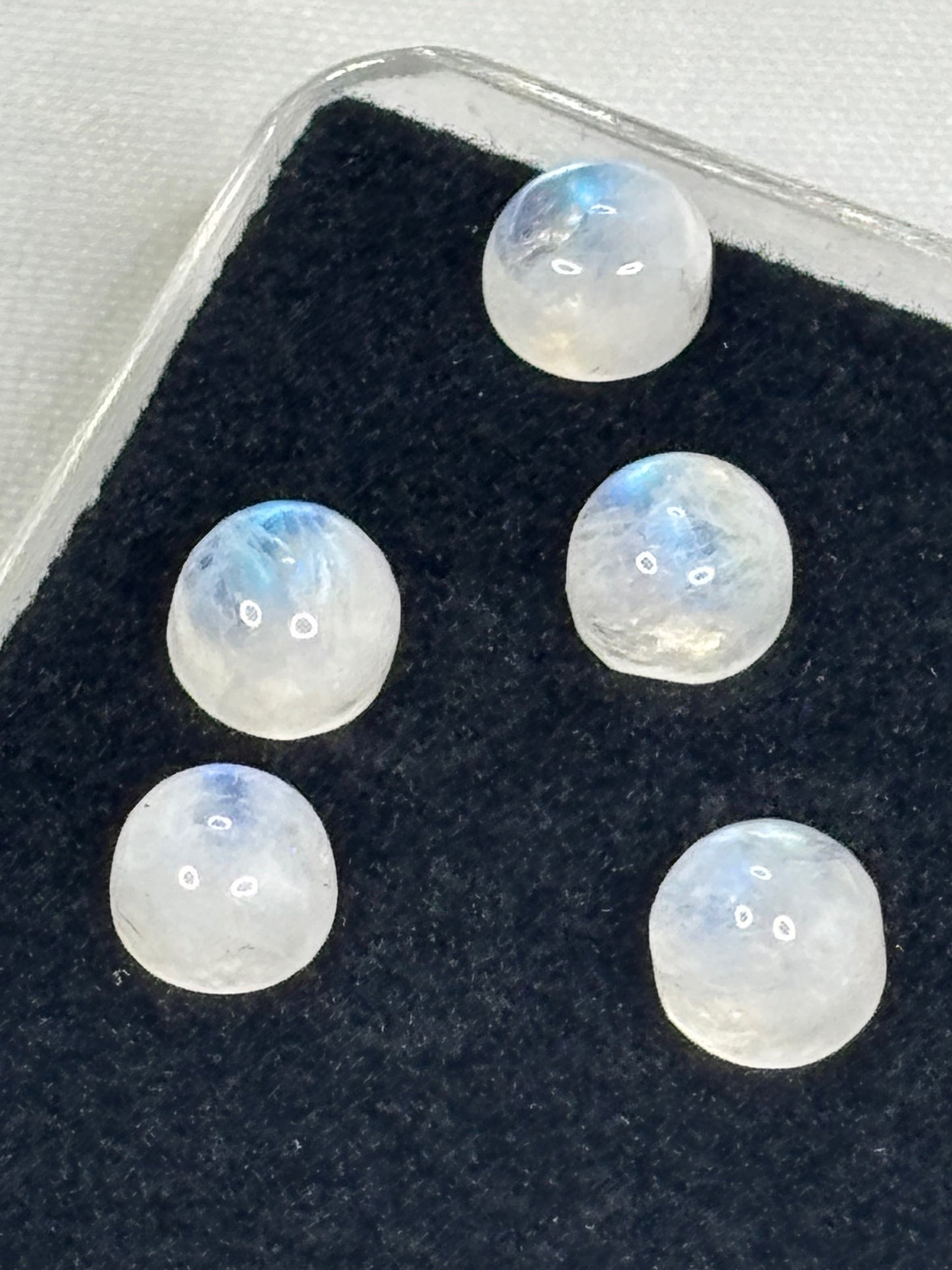 Mondstein oder Larimar Cabochon, ca. 5mm in bester Qualität