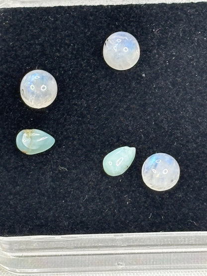 Mondstein oder Larimar Cabochon, ca. 5mm in bester Qualität