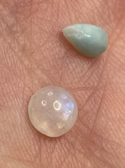 Mondstein oder Larimar Cabochon, ca. 5mm in bester Qualität