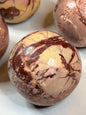 Mookait-ähnliche Jaspis Kugel ca. 50mm aus Marokko – Saharan Desert Jasper