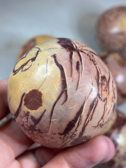 Mookait-ähnliche Jaspis Kugel ca. 50mm aus Marokko – Saharan Desert Jasper