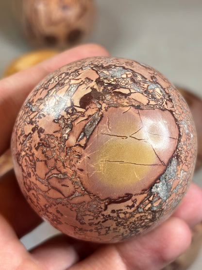 Mookait-ähnliche Jaspis Kugel ca. 50mm aus Marokko – Saharan Desert Jasper