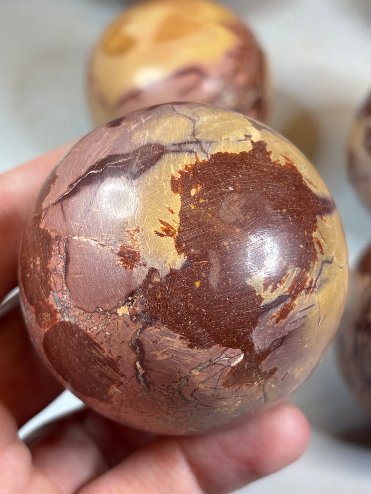 Mookait-ähnliche Jaspis Kugel ca. 50mm aus Marokko – Saharan Desert Jasper