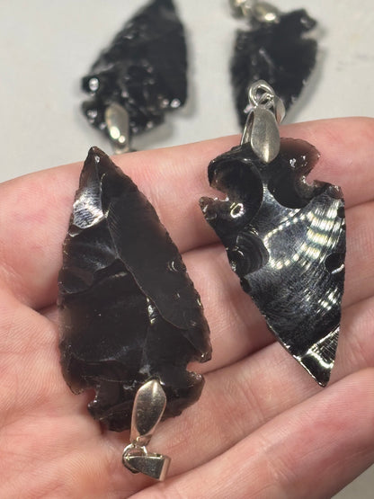 Schwarzer Obsidian Pfeilspitzen-Anhänger – Handgeschlagenes Vulkanisches Glas mit Öse Speerspitze
