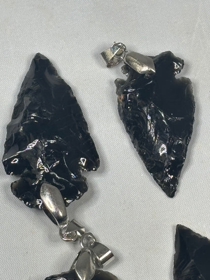 Schwarzer Obsidian Pfeilspitzen-Anhänger – Handgeschlagenes Vulkanisches Glas mit Öse Speerspitze